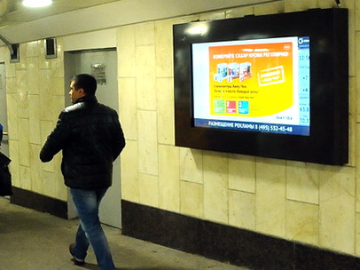Реклама на видео экранах в переходах метро