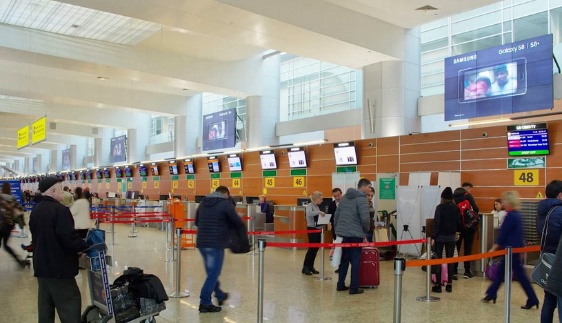 Экраны в зоне регистрации пассажиров терминала D Шереметьево