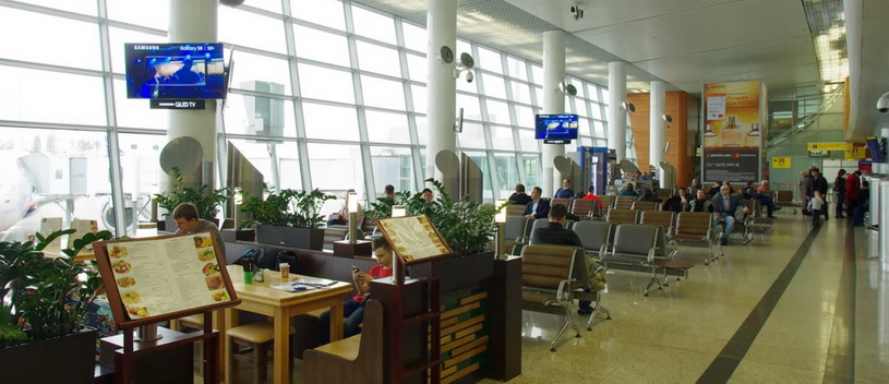Рекламные видеоэкраны в зоне ожидания вылета в аэропорту Шереметьево