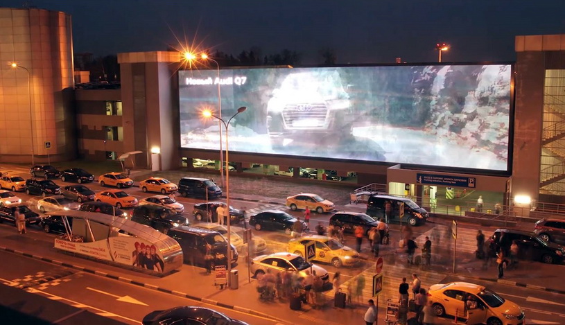 Видеоэкран на паркинге терминала D